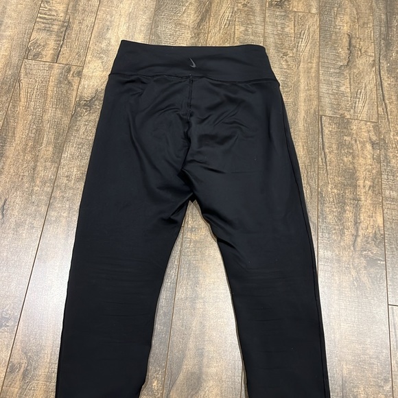Nike Dri-Fit yoga leggings. Ankle length. Crossover V front details. Mid-rise - Picture 4 of 4